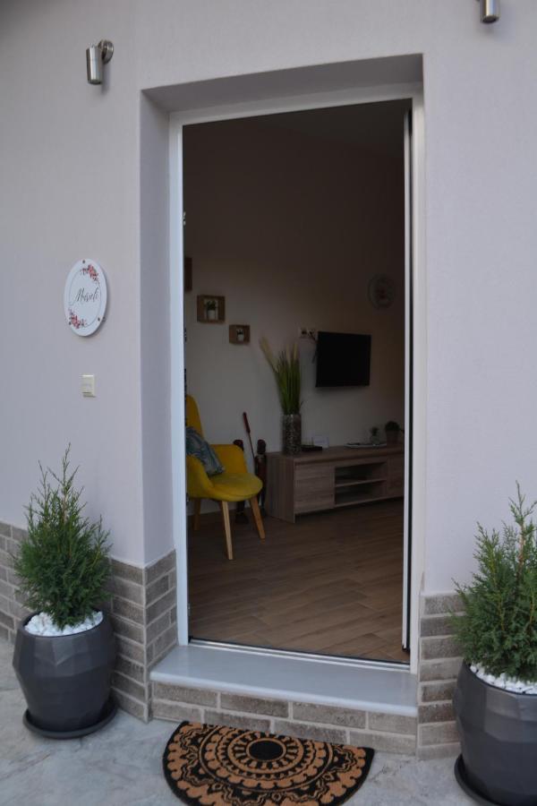 Marieli Apartment Perama  Bagian luar foto